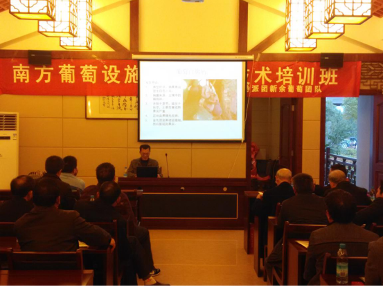 6165cc金沙总站理学院涂海华副教授在为学员们授课